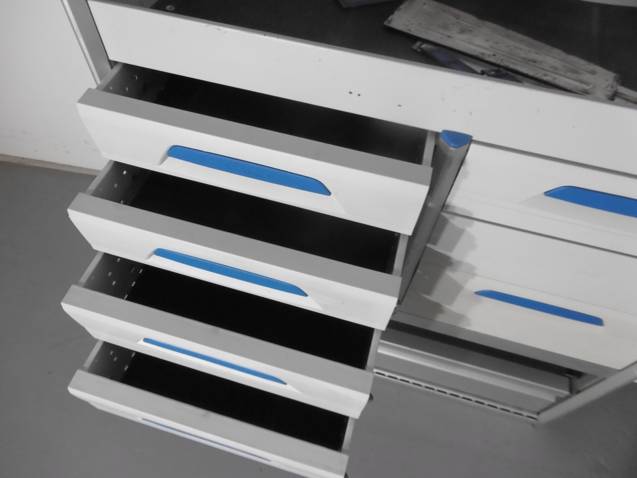 FES GmbH SORTIMO Fahrzeugeinrichtung gebraucht Van Regal Werkbank Regal Trafic T6 Custom Sprinter Transporter Regalsystem – Bild 4