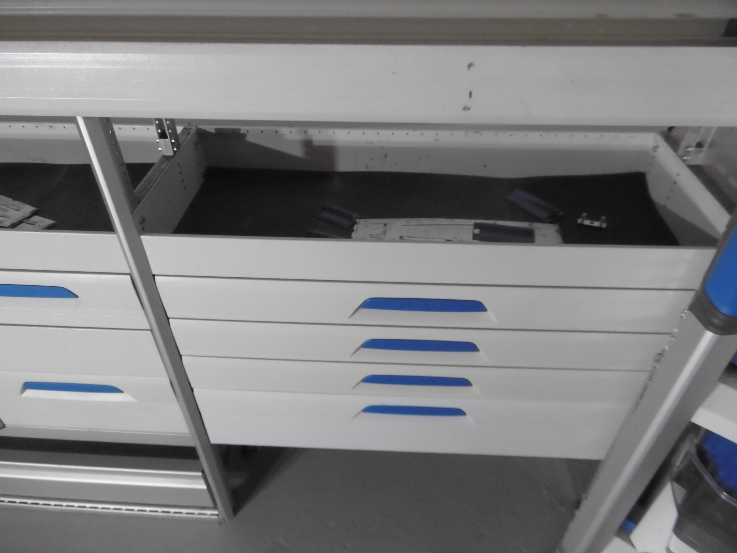 FES GmbH SORTIMO Fahrzeugeinrichtung gebraucht Van Regal Werkbank Regal Trafic T6 Custom Sprinter Transporter Regalsystem – Bild 6