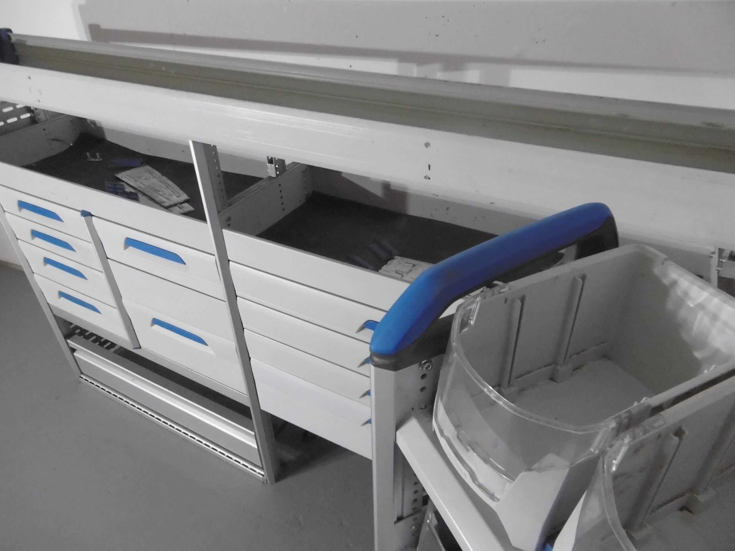 FES GmbH SORTIMO Fahrzeugeinrichtung gebraucht Van Regal Werkbank Regal Trafic T6 Custom Sprinter Transporter Regalsystem – Bild 9