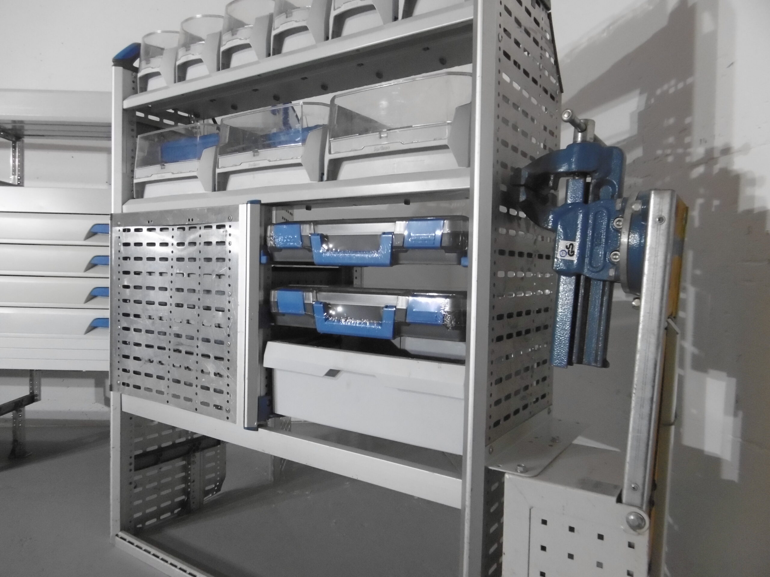 FES GmbH SORTIMO Fahrzeugeinrichtung gebraucht Van Regal Werkbank Regal Trafic T6 Custom Sprinter Transporter Regalsystem – Bild 13