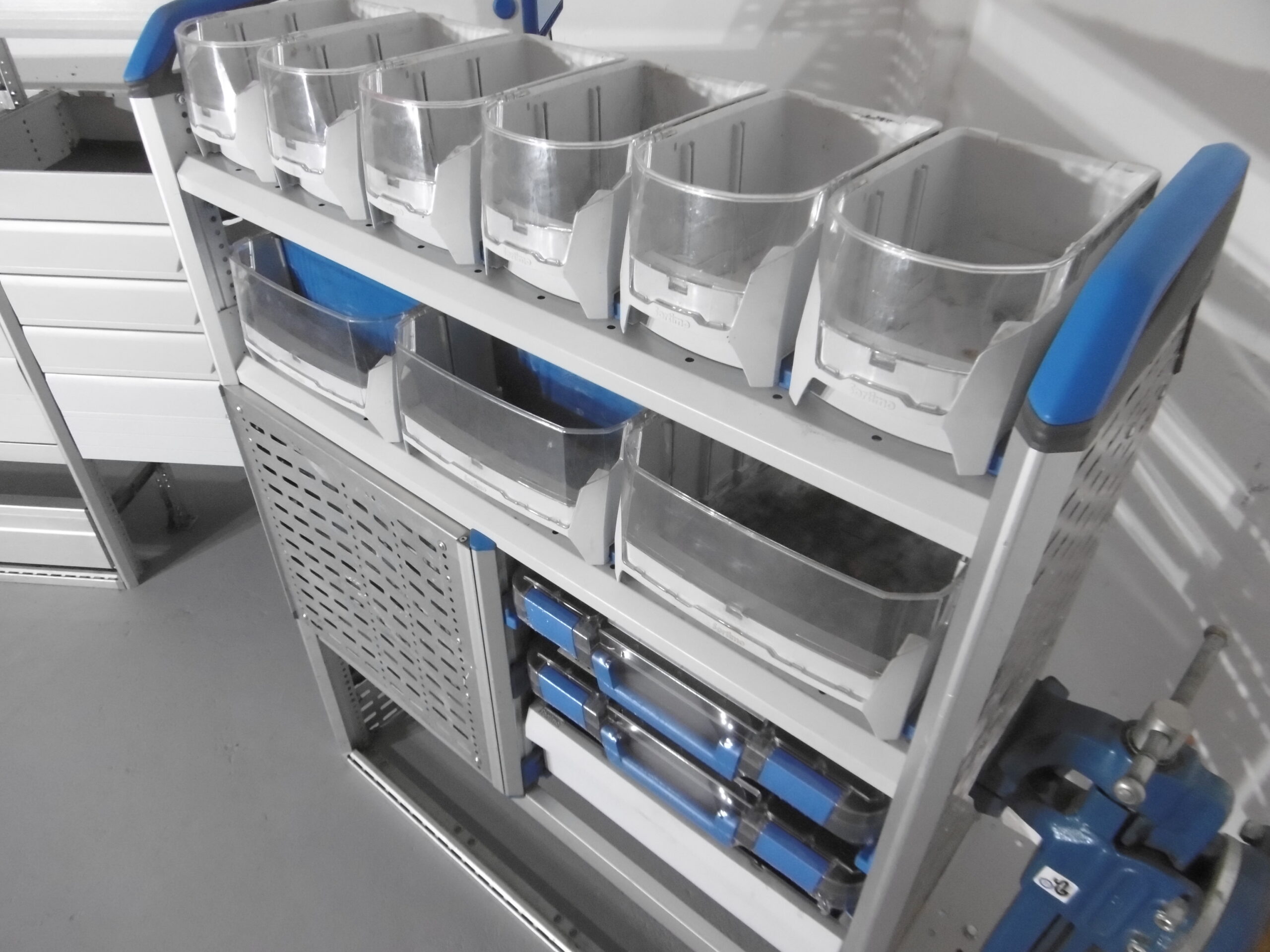 FES GmbH SORTIMO Fahrzeugeinrichtung gebraucht Van Regal Werkbank Regal Trafic T6 Custom Sprinter Transporter Regalsystem – Bild 14