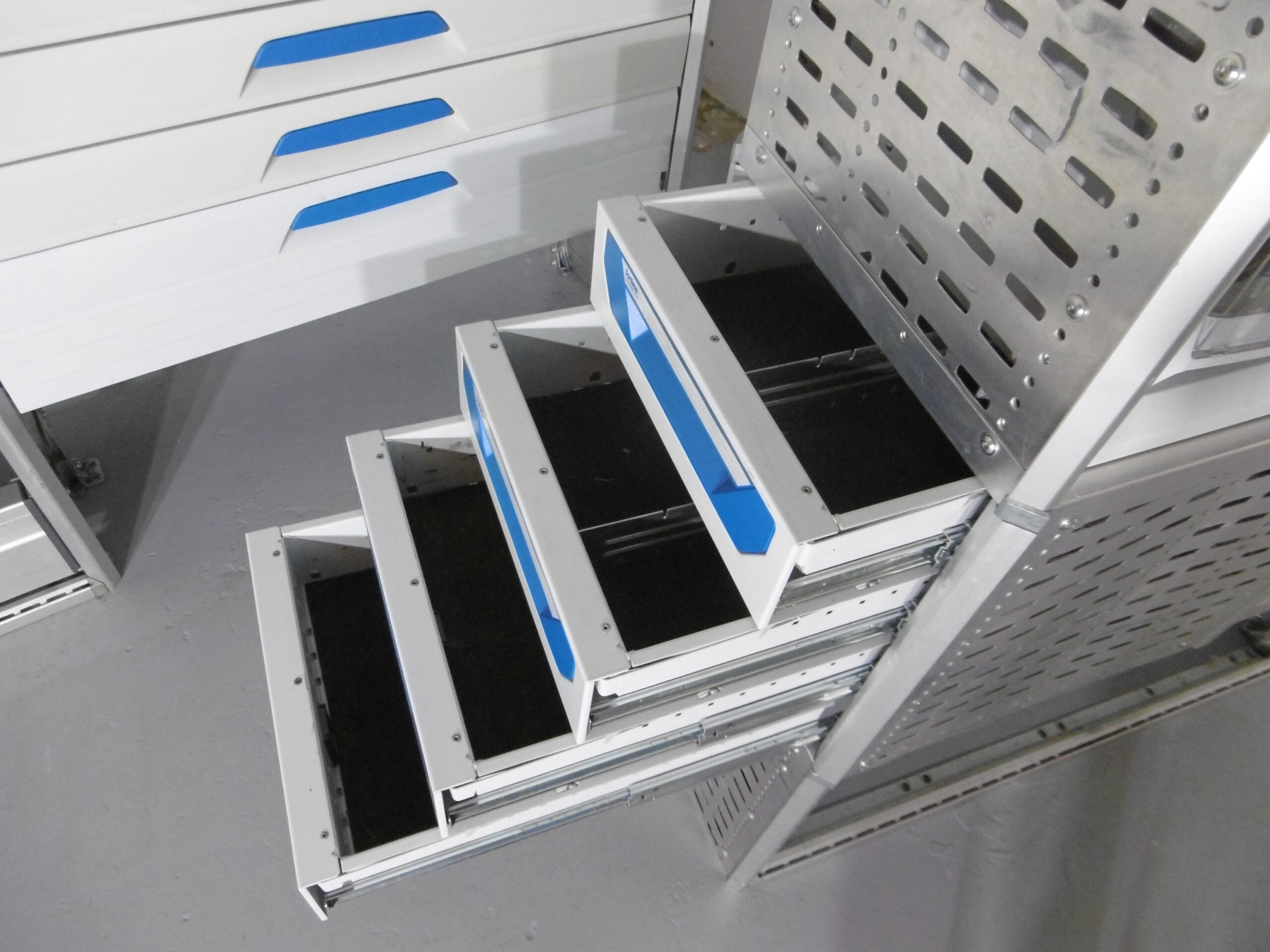 FES GmbH SORTIMO Fahrzeugeinrichtung gebraucht Van Regal Werkbank Regal Trafic T6 Custom Sprinter Transporter Regalsystem – Bild 12